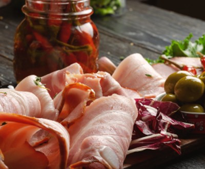 Грудинка Домашняя варёно-копчёная Емельянов оптом, бескостная на шкуре, вакуум, 30 суток