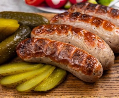 Колбаски Грильбаса с соленым огурцом Емельянов оптом, вакуум охлаждённые